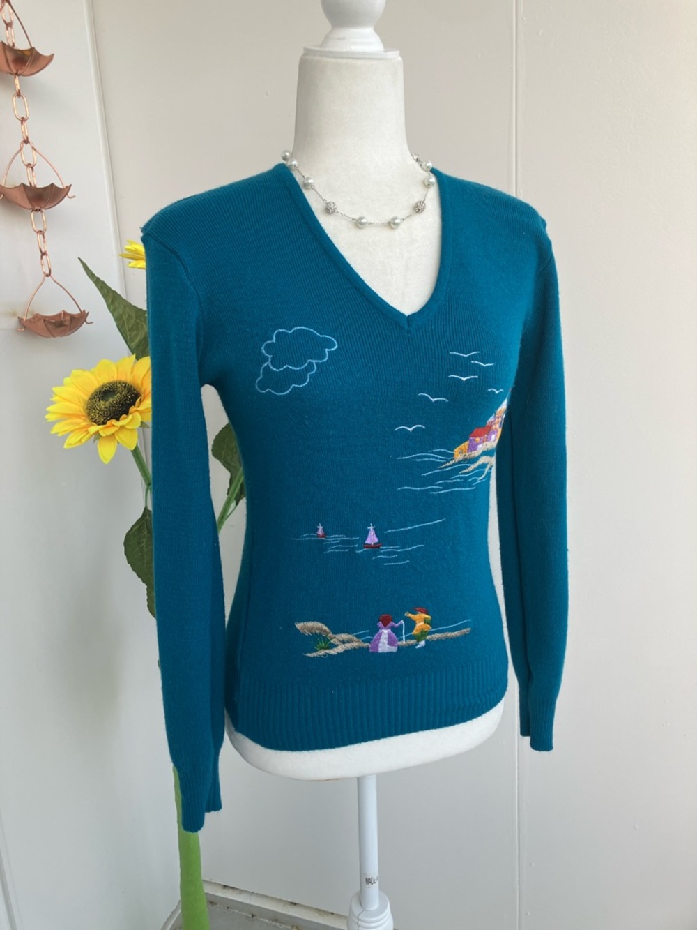 Vintage 70s 80s Teal V-Neck Embroidered Novelty Beach Scene Pullover Sweater